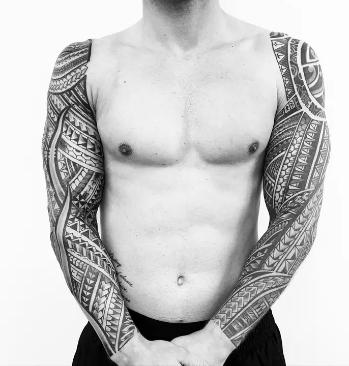 Tatuaje tribal polinesio en pierna realizado por Leo Martínez en Koru Tatau · A Sailor's Grave Tattoo, Granollers (Barcelona).