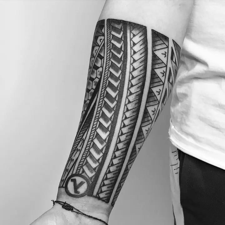 Tatuaje tribal polinesio en costado realizado por Leo Martínez en Koru Tatau · A Sailor's Grave Tattoo, Granollers (Barcelona).