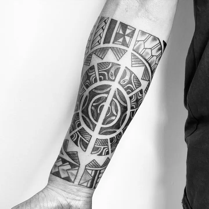 Tatuaje tribal polinesio en banda de brazo realizado por Leo Martínez en Koru Tatau · A Sailor's Grave Tattoo, Granollers (Barcelona).