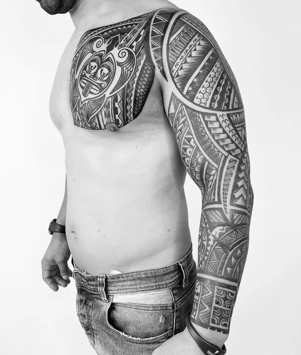 Tatuaje tribal polinesio en pantorrilla realizado por Leo Martínez en Koru Tatau · A Sailor's Grave Tattoo, Granollers (Barcelona).