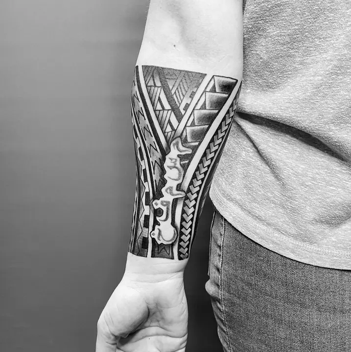 Antebrazo a mano alzada — tatuaje polinesio realizado por Leo Martínez en Koru Tatau · A Sailor's Grave Tattoo, Granollers (Barcelona).