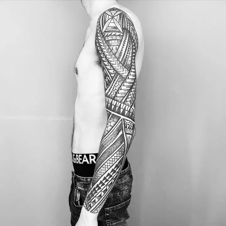 Tatuaje tribal polinesio en manga completa realizado por Leo Martínez en Koru Tatau · A Sailor's Grave Tattoo, Granollers (Barcelona).
