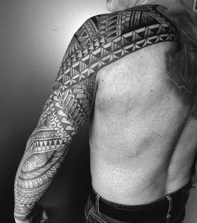 Tatuaje tribal polinesio en brazo realizado por Leo Martínez en Koru Tatau · A Sailor's Grave Tattoo, Granollers (Barcelona).