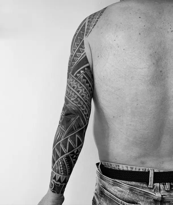 Tatuaje tribal polinesio en hombro realizado por Leo Martínez en Koru Tatau · A Sailor's Grave Tattoo, Granollers (Barcelona).