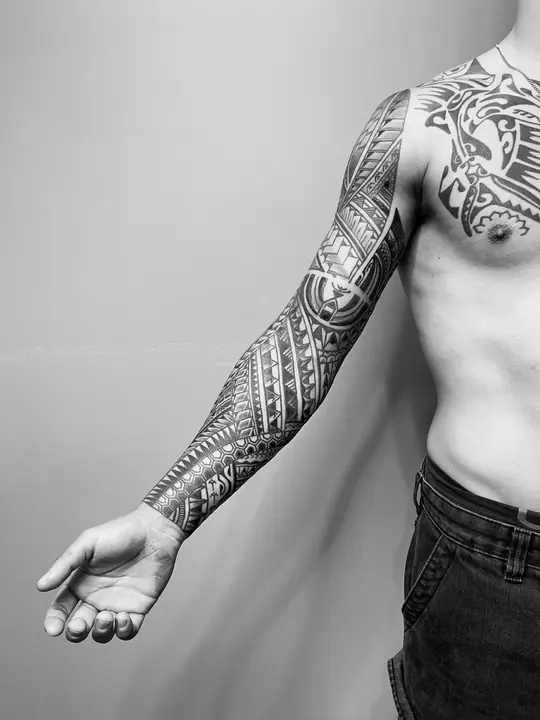 Tatuaje tribal polinesio en pecho realizado por Leo Martínez en Koru Tatau · A Sailor's Grave Tattoo, Granollers (Barcelona).