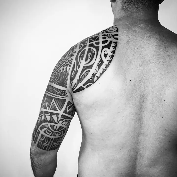 Tatuaje tribal polinesio en espalda realizado por Leo Martínez en Koru Tatau · A Sailor's Grave Tattoo, Granollers (Barcelona).