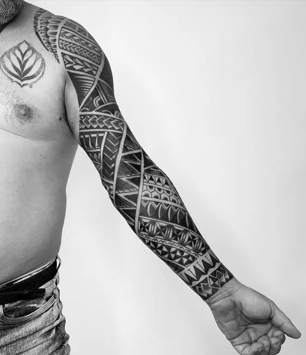 Tatuaje tribal polinesio en gemelo realizado por Leo Martínez en Koru Tatau · A Sailor's Grave Tattoo, Granollers (Barcelona).