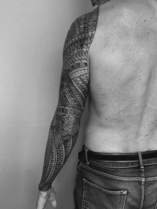 Tatuaje tribal polinesio en costado realizado por Leo Martínez en Koru Tatau · A Sailor's Grave Tattoo, Granollers (Barcelona).