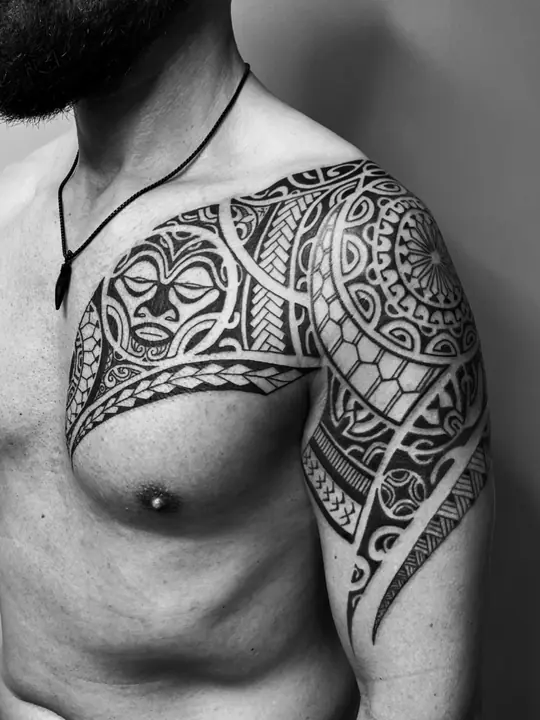 Tatuaje tribal polinesio en pantorrilla realizado por Leo Martínez en Koru Tatau · A Sailor's Grave Tattoo, Granollers (Barcelona).