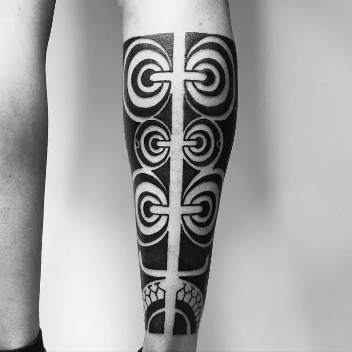 Tatuaje tribal polinesio en hombro y pecho realizado por Leo Martínez en Koru Tatau · A Sailor's Grave Tattoo, Granollers (Barcelona).
