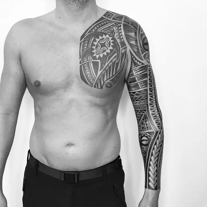 Tatuaje tribal polinesio en antebrazo realizado por Leo Martínez en Koru Tatau · A Sailor's Grave Tattoo, Granollers (Barcelona).