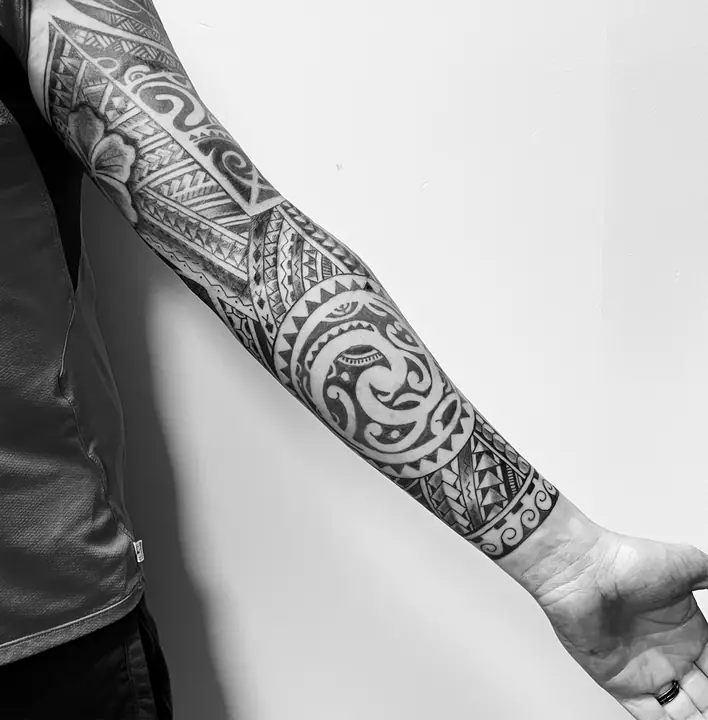 Tatuaje tribal polinesio en brazo realizado por Leo Martínez en Koru Tatau · A Sailor's Grave Tattoo, Granollers (Barcelona).