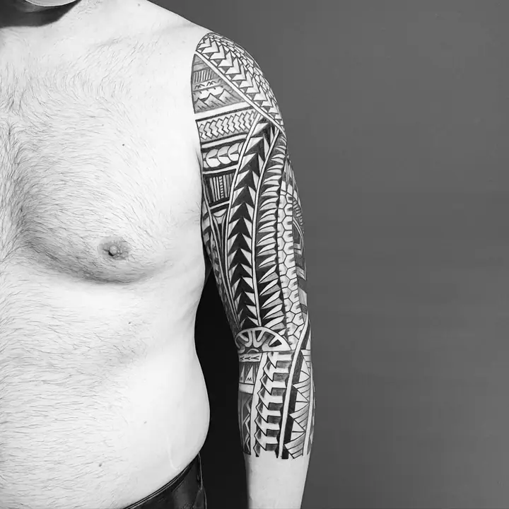 Tatuaje tribal polinesio en hombro realizado por Leo Martínez en Koru Tatau · A Sailor's Grave Tattoo, Granollers (Barcelona).