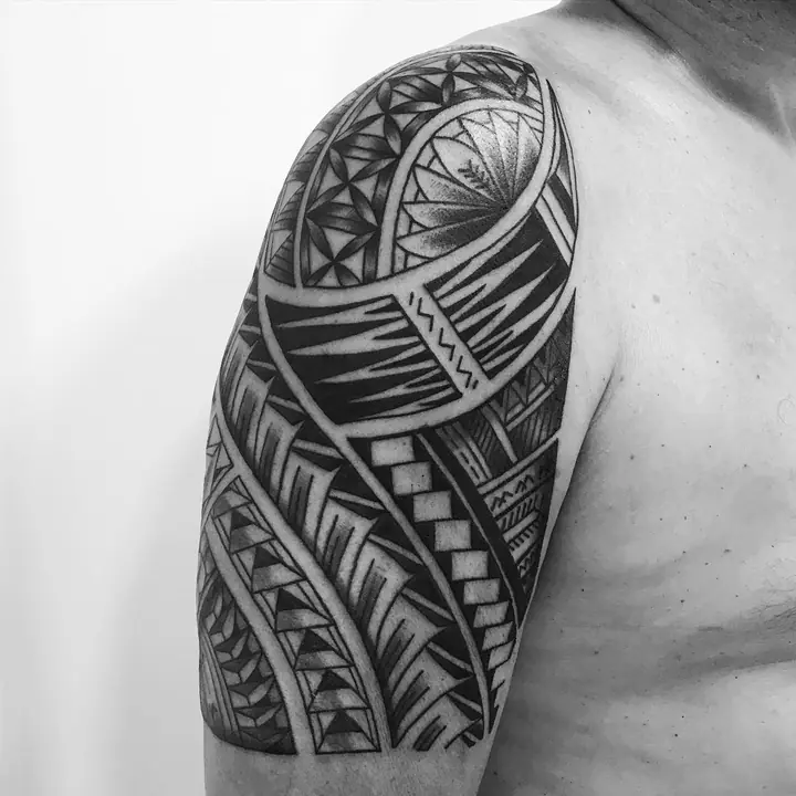 Tatuaje tribal polinesio en pecho realizado por Leo Martínez en Koru Tatau · A Sailor's Grave Tattoo, Granollers (Barcelona).