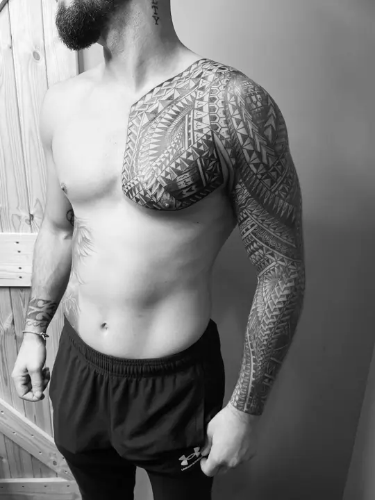 Tatuaje tribal polinesio en gemelo realizado por Leo Martínez en Koru Tatau · A Sailor's Grave Tattoo, Granollers (Barcelona).