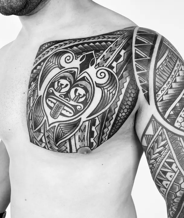 Pectoral y hombro — tatuaje polinesio realizado por Leo Martínez en Koru Tatau · A Sailor's Grave Tattoo, Granollers (Barcelona).