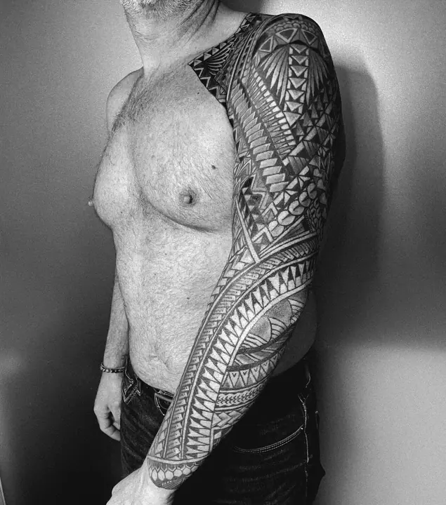 Tatuaje tribal polinesio en banda de brazo realizado por Leo Martínez en Koru Tatau · A Sailor's Grave Tattoo, Granollers (Barcelona).