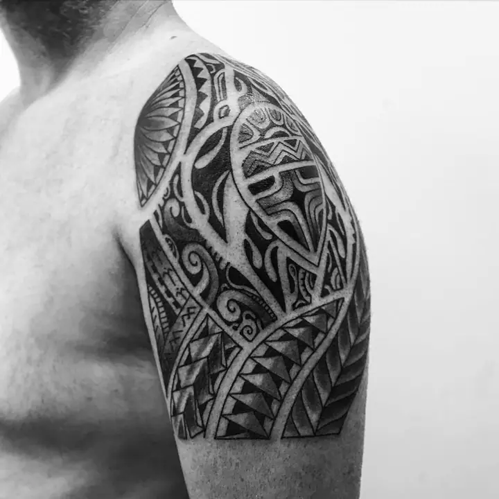 Tatuaje tribal polinesio en pantorrilla realizado por Leo Martínez en Koru Tatau · A Sailor's Grave Tattoo, Granollers (Barcelona).