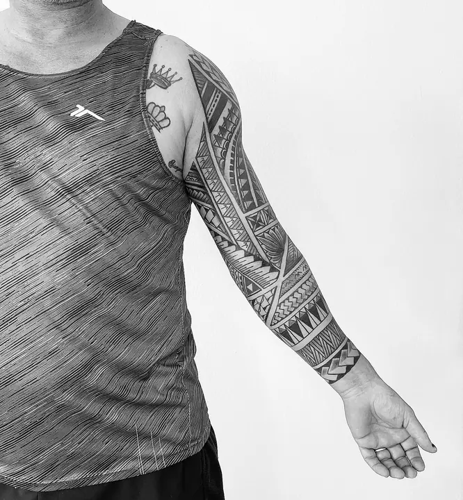 Tatuaje tribal polinesio en hombro y pecho realizado por Leo Martínez en Koru Tatau · A Sailor's Grave Tattoo, Granollers (Barcelona).