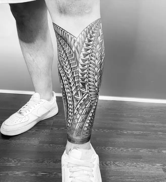 Tatuaje tribal polinesio en manga completa realizado por Leo Martínez en Koru Tatau · A Sailor's Grave Tattoo, Granollers (Barcelona).