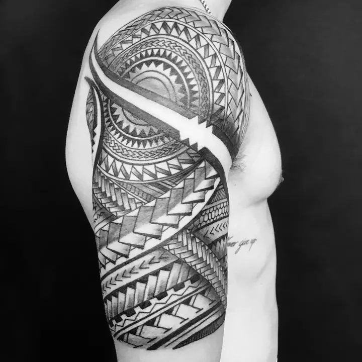 Tatuaje tribal polinesio en hombro realizado por Leo Martínez en Koru Tatau · A Sailor's Grave Tattoo, Granollers (Barcelona).
