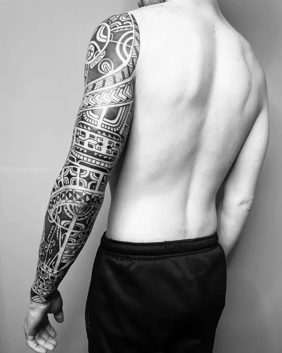 Tatuaje tribal polinesio en pecho realizado por Leo Martínez en Koru Tatau · A Sailor's Grave Tattoo, Granollers (Barcelona).