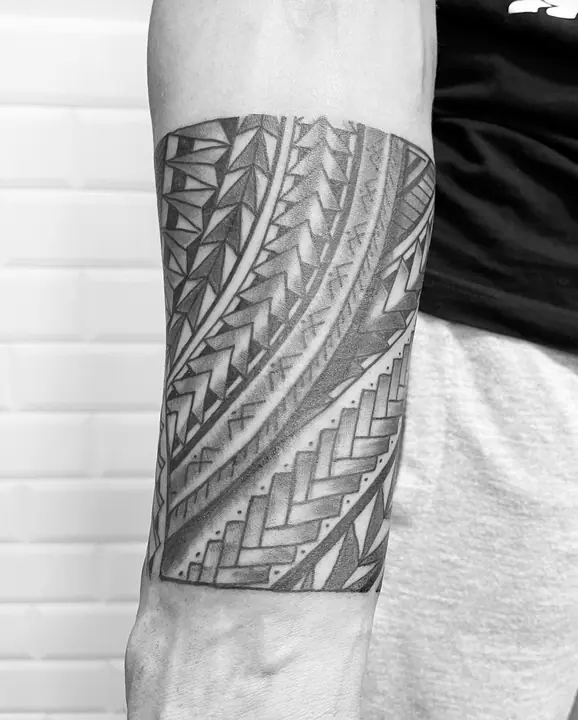 Tatuaje tribal polinesio en espalda realizado por Leo Martínez en Koru Tatau · A Sailor's Grave Tattoo, Granollers (Barcelona).