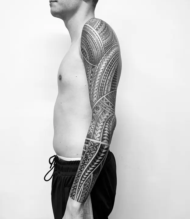 Tatuaje tribal polinesio en gemelo realizado por Leo Martínez en Koru Tatau · A Sailor's Grave Tattoo, Granollers (Barcelona).