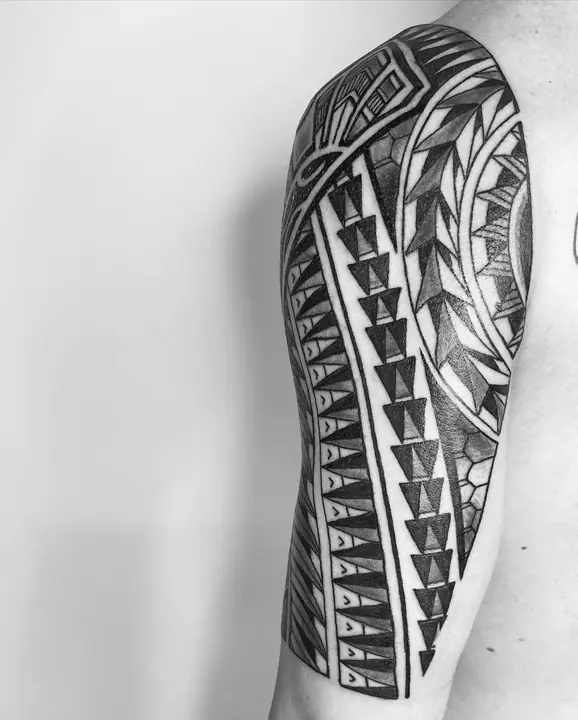 Tatuaje tribal polinesio en costado realizado por Leo Martínez en Koru Tatau · A Sailor's Grave Tattoo, Granollers (Barcelona).