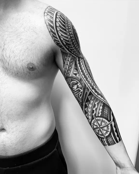 Tatuaje tribal polinesio en banda de brazo realizado por Leo Martínez en Koru Tatau · A Sailor's Grave Tattoo, Granollers (Barcelona).