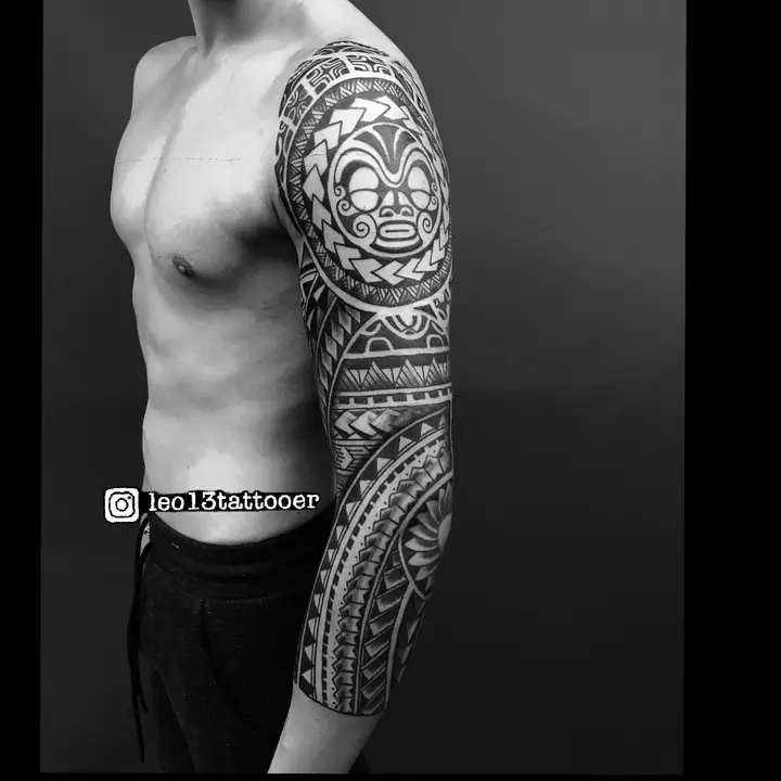 Tatuaje tribal polinesio en pantorrilla realizado por Leo Martínez en Koru Tatau · A Sailor's Grave Tattoo, Granollers (Barcelona).