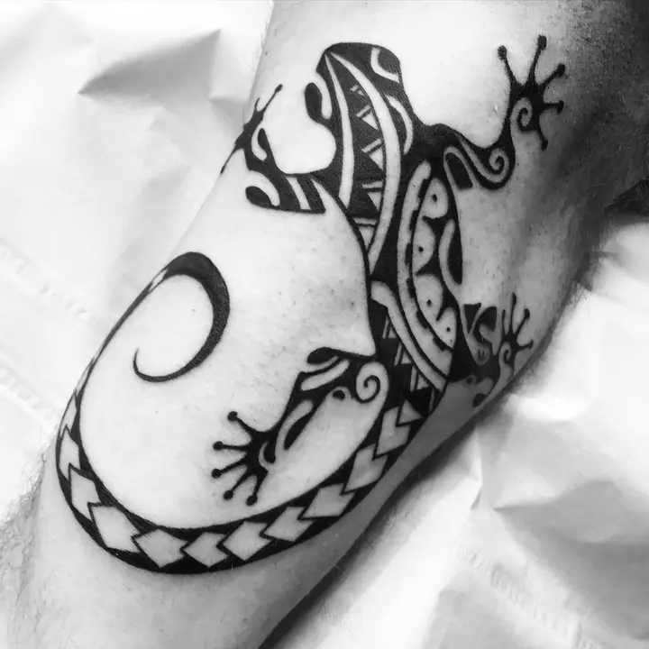 Moʻo · lagarto polinesio — tatuaje polinesio realizado por Leo Martínez en Koru Tatau · A Sailor's Grave Tattoo, Granollers (Barcelona).