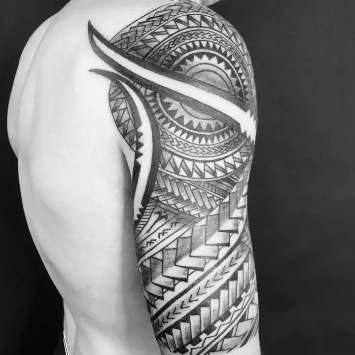 Tatuaje tribal polinesio en manga completa realizado por Leo Martínez en Koru Tatau · A Sailor's Grave Tattoo, Granollers (Barcelona).