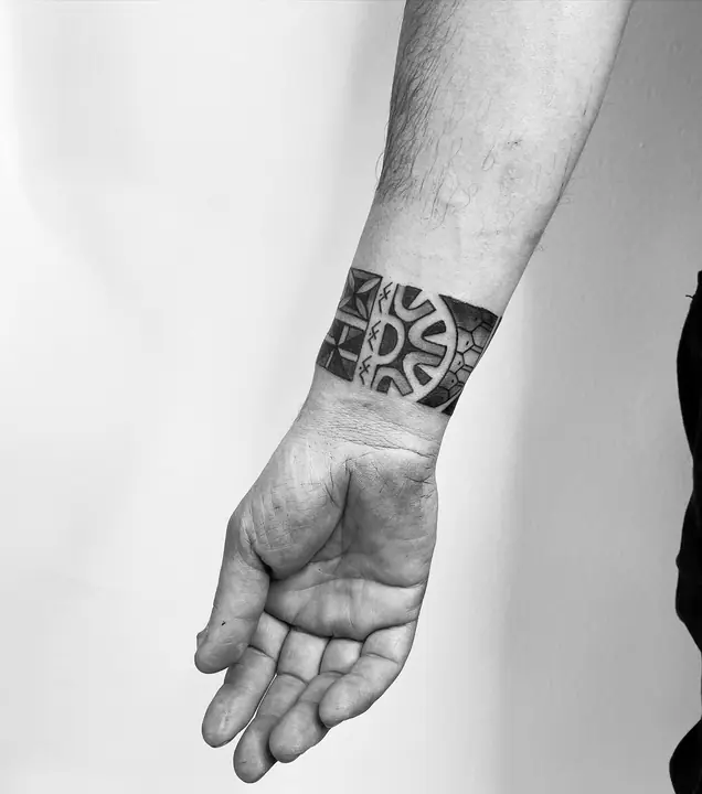 Tatuaje tribal polinesio en antebrazo realizado por Leo Martínez en Koru Tatau · A Sailor's Grave Tattoo, Granollers (Barcelona).