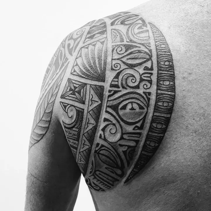 Tatuaje tribal polinesio en pecho realizado por Leo Martínez en Koru Tatau · A Sailor's Grave Tattoo, Granollers (Barcelona).