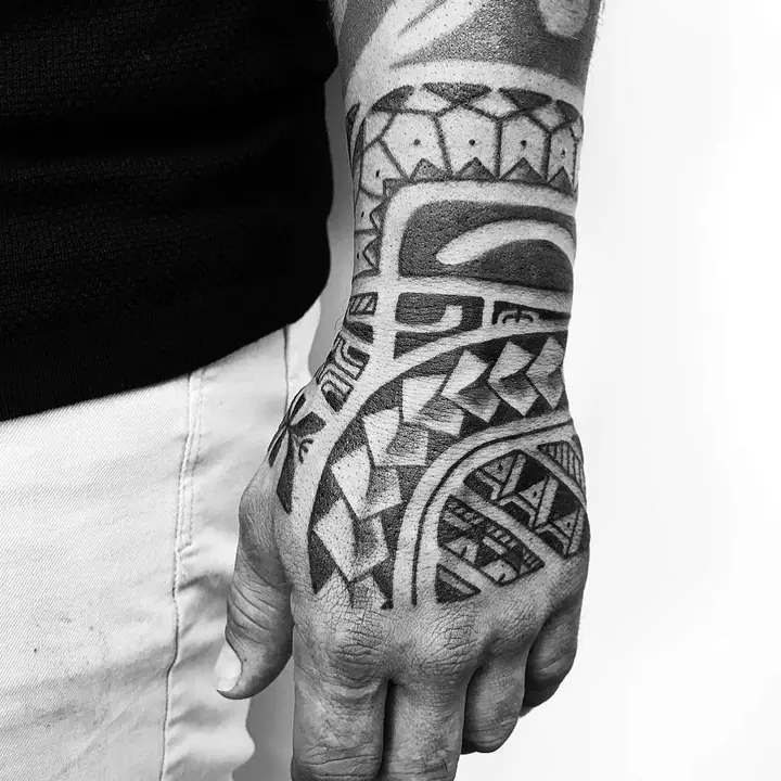 Tatuaje tribal polinesio en espalda realizado por Leo Martínez en Koru Tatau · A Sailor's Grave Tattoo, Granollers (Barcelona).