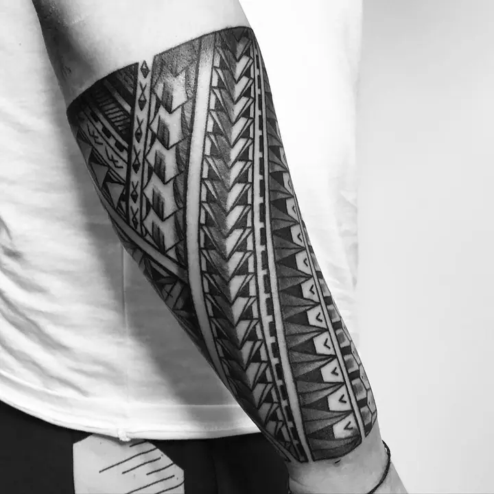 Tatuaje tribal polinesio en gemelo realizado por Leo Martínez en Koru Tatau · A Sailor's Grave Tattoo, Granollers (Barcelona).