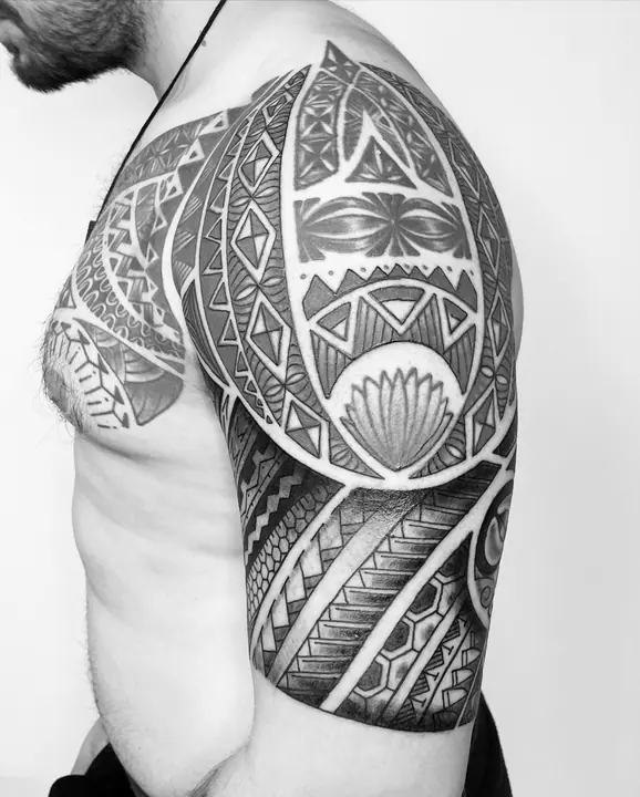 Tatuaje tribal polinesio en costado realizado por Leo Martínez en Koru Tatau · A Sailor's Grave Tattoo, Granollers (Barcelona).