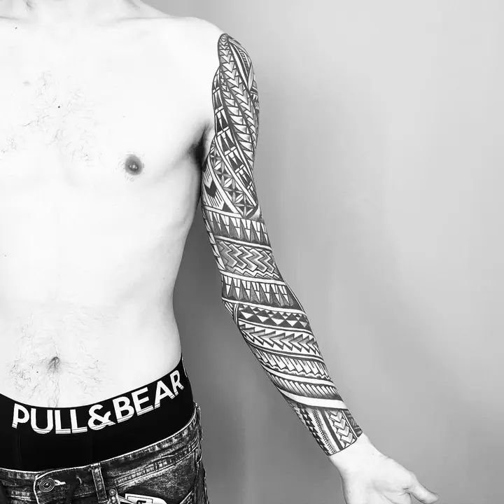 Tatuaje tribal polinesio en pantorrilla realizado por Leo Martínez en Koru Tatau · A Sailor's Grave Tattoo, Granollers (Barcelona).