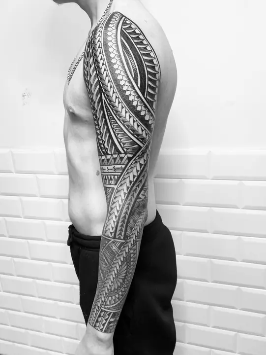 Tatuaje tribal polinesio en hombro y pecho realizado por Leo Martínez en Koru Tatau · A Sailor's Grave Tattoo, Granollers (Barcelona).
