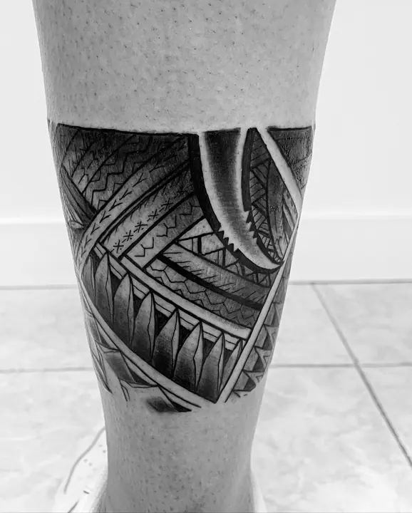 Tatuaje tribal polinesio en hombro realizado por Leo Martínez en Koru Tatau · A Sailor's Grave Tattoo, Granollers (Barcelona).