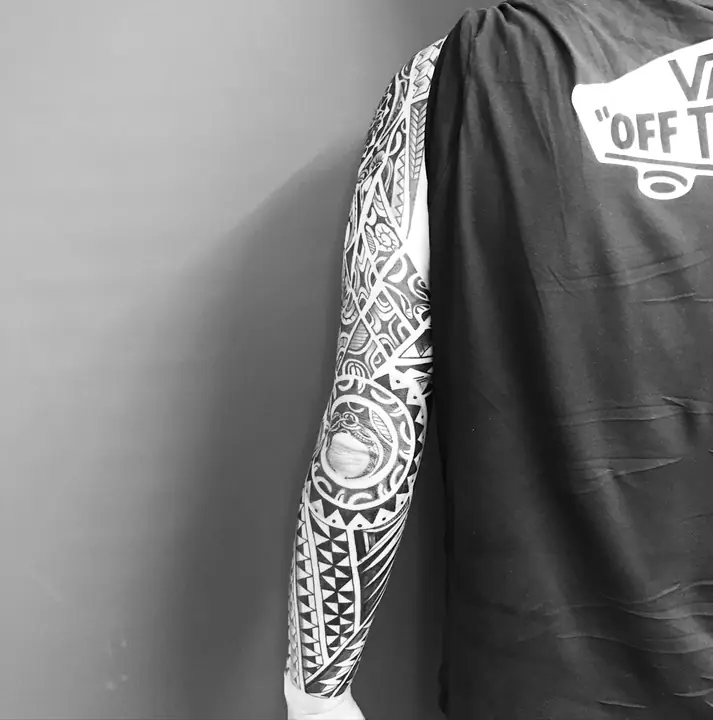 Tatuaje tribal polinesio en gemelo realizado por Leo Martínez en Koru Tatau · A Sailor's Grave Tattoo, Granollers (Barcelona).