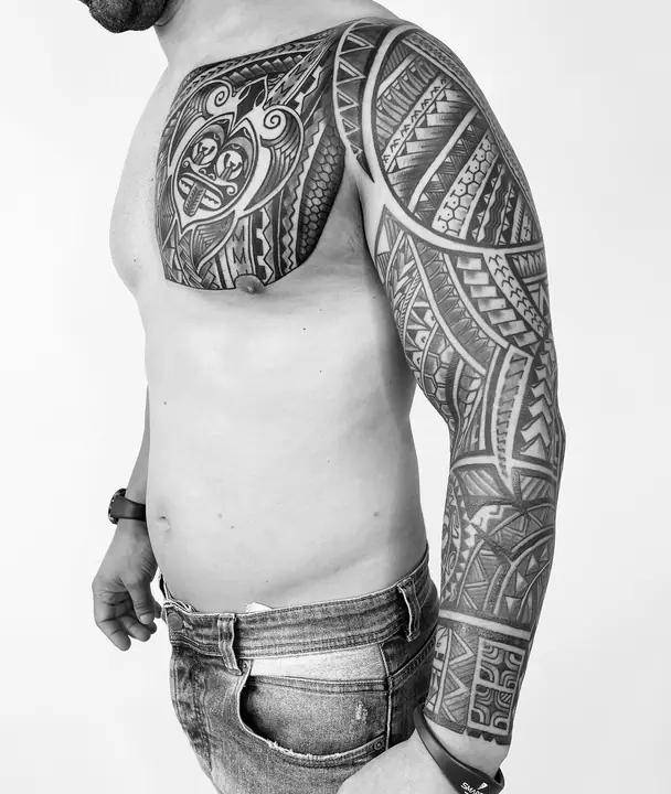 Pecho y manga — tatuaje polinesio realizado por Leo Martínez en Koru Tatau · A Sailor's Grave Tattoo, Granollers (Barcelona).