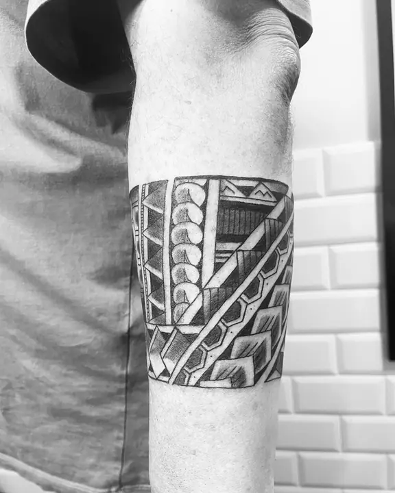Tatuaje tribal polinesio en costado realizado por Leo Martínez en Koru Tatau · A Sailor's Grave Tattoo, Granollers (Barcelona).