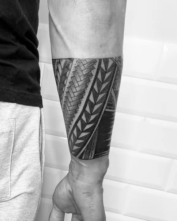 Tatuaje tribal polinesio en pantorrilla realizado por Leo Martínez en Koru Tatau · A Sailor's Grave Tattoo, Granollers (Barcelona).