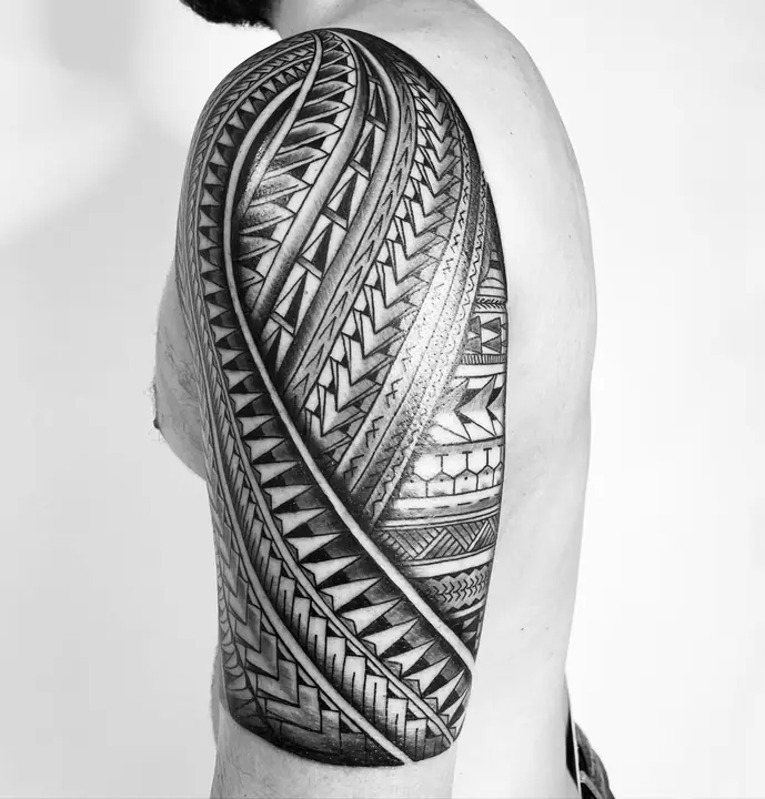 Tatuaje tribal polinesio en hombro y pecho realizado por Leo Martínez en Koru Tatau · A Sailor's Grave Tattoo, Granollers (Barcelona).