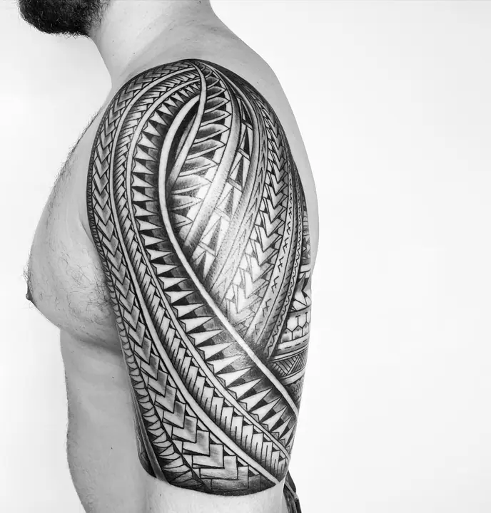 Tatuaje tribal polinesio en manga completa realizado por Leo Martínez en Koru Tatau · A Sailor's Grave Tattoo, Granollers (Barcelona).
