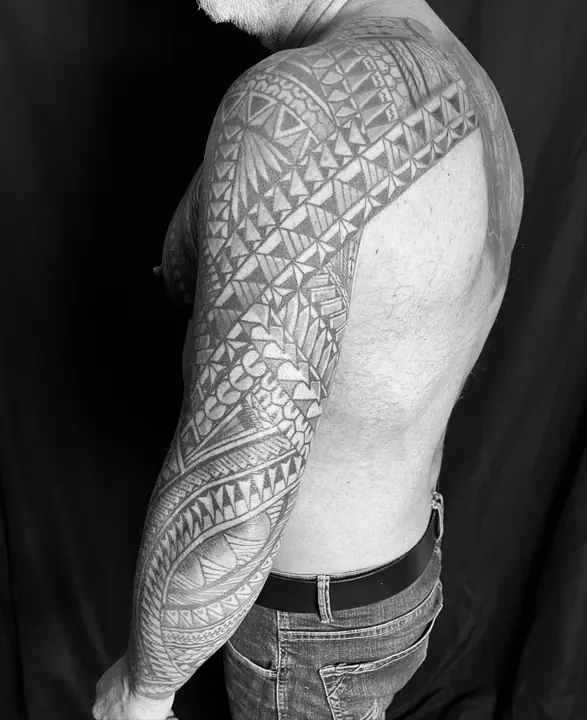 Tatuaje tribal polinesio en antebrazo realizado por Leo Martínez en Koru Tatau · A Sailor's Grave Tattoo, Granollers (Barcelona).