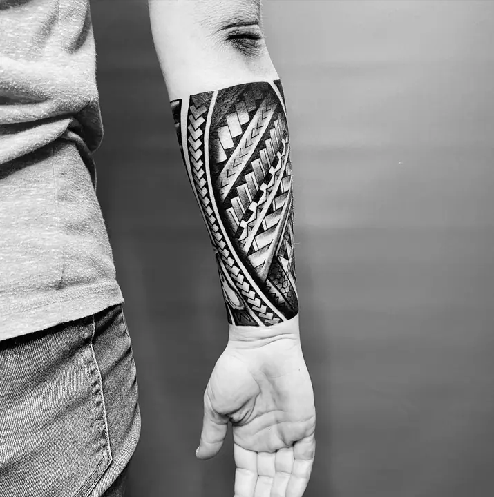 Tatuaje tribal polinesio en brazo realizado por Leo Martínez en Koru Tatau · A Sailor's Grave Tattoo, Granollers (Barcelona).