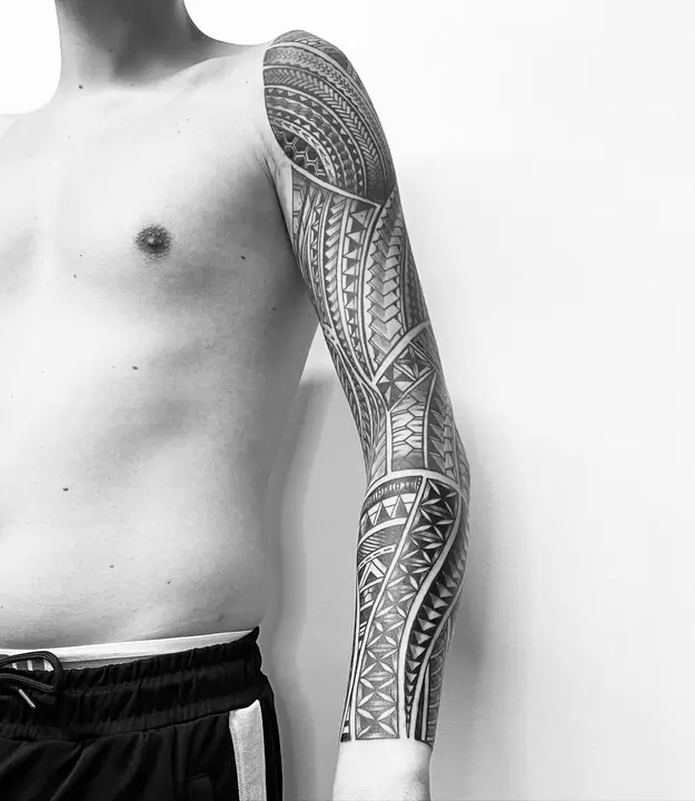 Tatuaje tribal polinesio en hombro realizado por Leo Martínez en Koru Tatau · A Sailor's Grave Tattoo, Granollers (Barcelona).